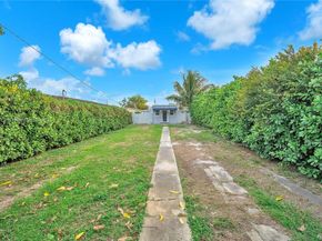 2372 NW 34th St, Miami FL 33142