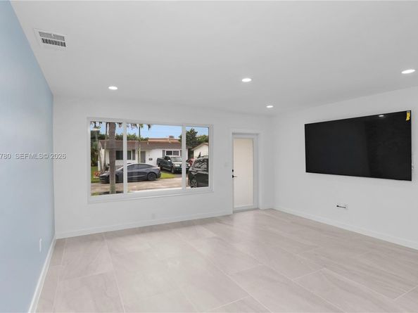 8235 NW 23rd St, Sunrise FL 33322