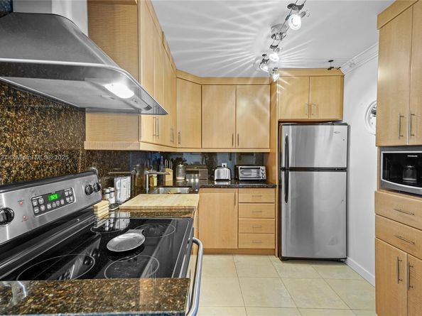 3625 N Country Club Dr 902, Aventura FL 33180