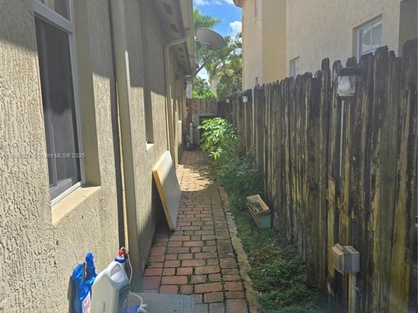 11141 NW 77th Ter, Doral FL 33178