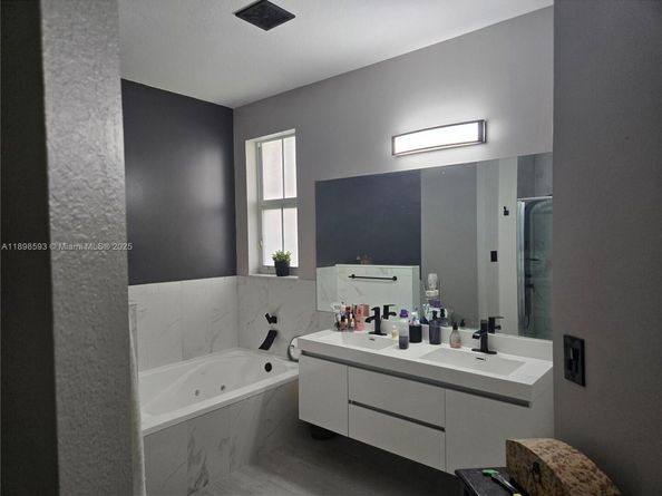 11141 NW 77th Ter, Doral FL 33178