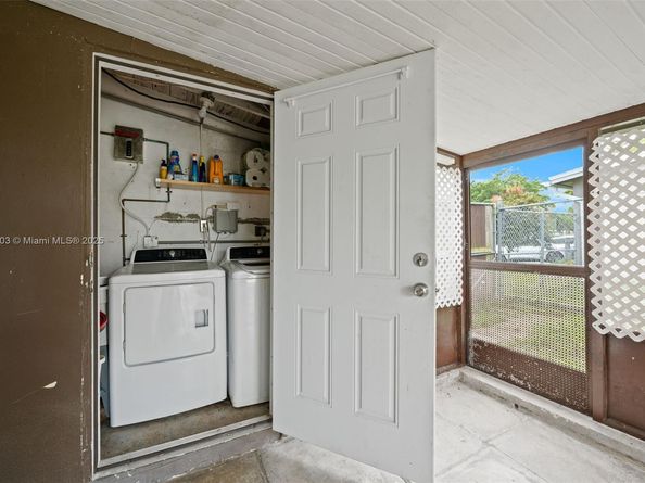 5641 SW 37th Ct, Davie FL 33314