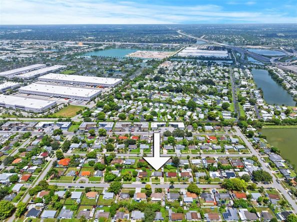 5641 SW 37th Ct, Davie FL 33314