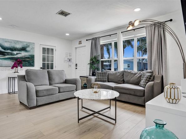 1124 NE 6th St, Hallandale Beach FL 33009