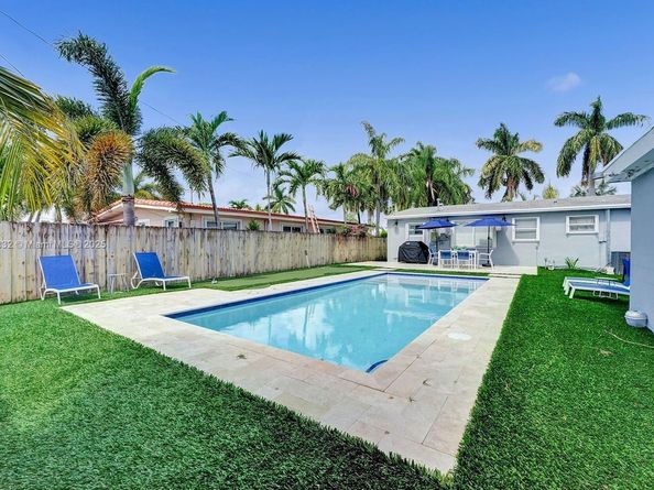 1124 NE 6th St, Hallandale Beach FL 33009