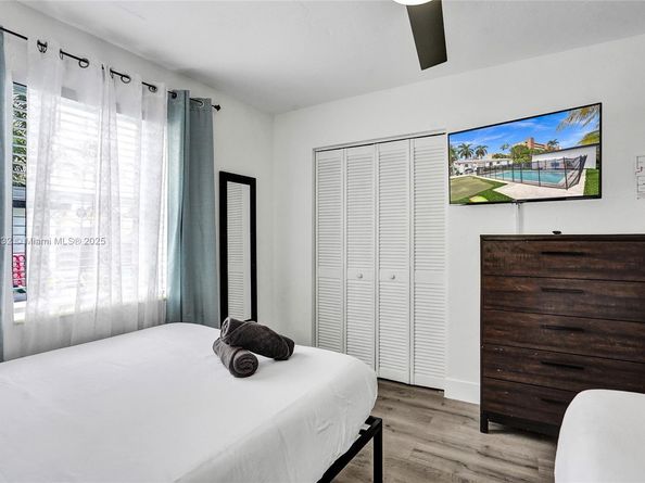 1124 NE 6th St, Hallandale Beach FL 33009