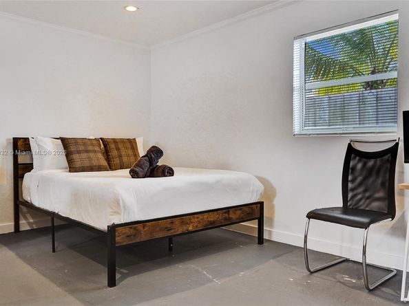 1124 NE 6th St, Hallandale Beach FL 33009