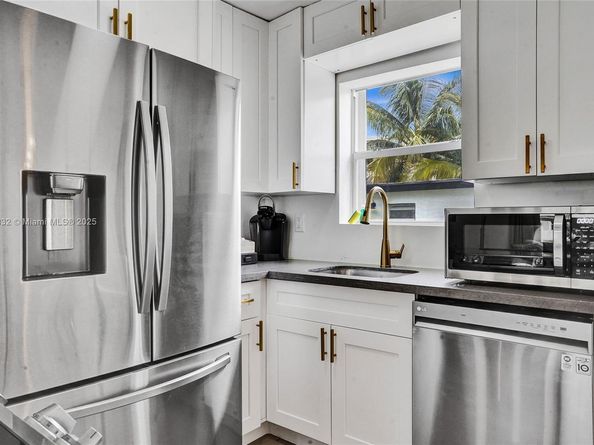 1124 NE 6th St, Hallandale Beach FL 33009