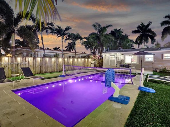 1124 NE 6th St, Hallandale Beach FL 33009