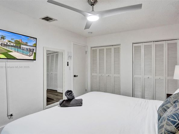 1124 NE 6th St, Hallandale Beach FL 33009