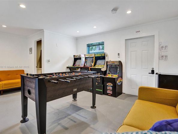1124 NE 6th St, Hallandale Beach FL 33009