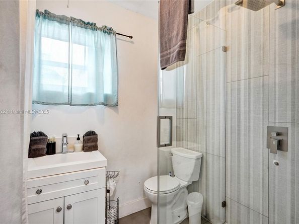1124 NE 6th St, Hallandale Beach FL 33009
