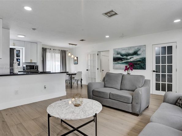 1124 NE 6th St, Hallandale Beach FL 33009