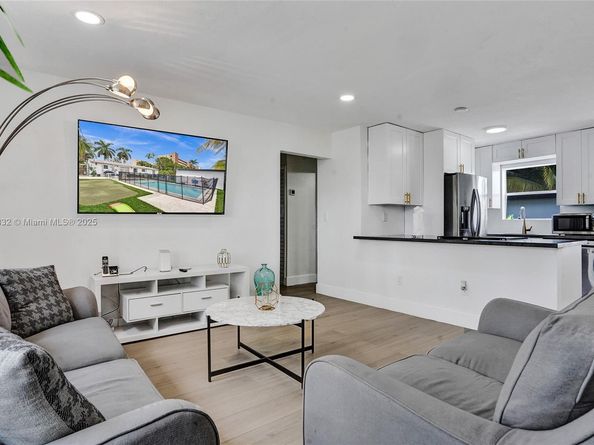 1124 NE 6th St, Hallandale Beach FL 33009