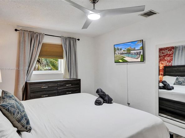 1124 NE 6th St, Hallandale Beach FL 33009