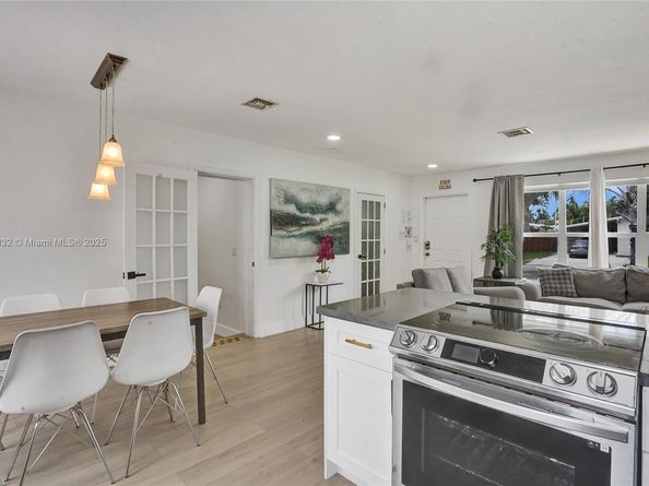 1124 NE 6th St, Hallandale Beach FL 33009