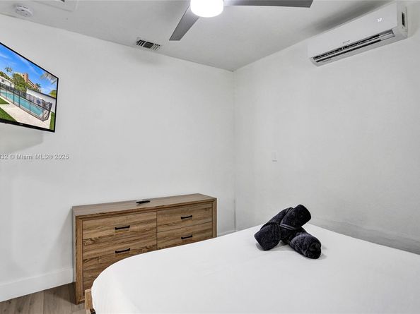 1124 NE 6th St, Hallandale Beach FL 33009