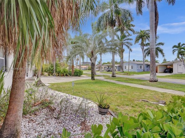 1124 NE 6th St, Hallandale Beach FL 33009