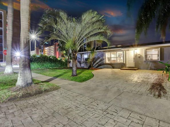 1124 NE 6th St, Hallandale Beach FL 33009