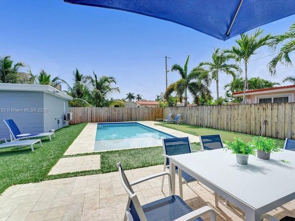 1124 NE 6th St, Hallandale Beach FL 33009
