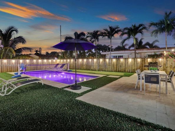 1124 NE 6th St, Hallandale Beach FL 33009