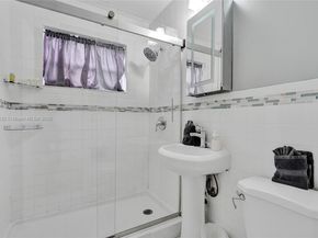 1124 NE 6th St, Hallandale Beach FL 33009