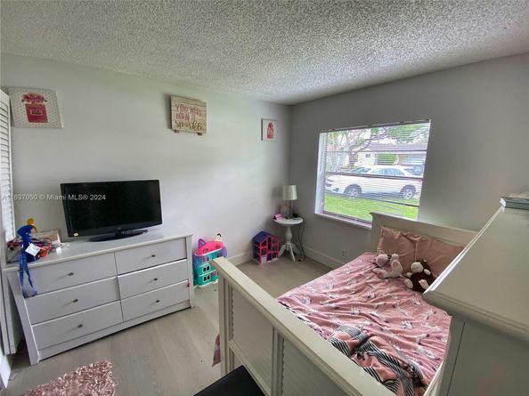 8205 SW 12th Pl, North Lauderdale FL 33068