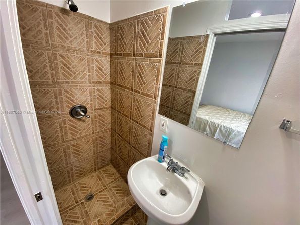 8205 SW 12th Pl, North Lauderdale FL 33068