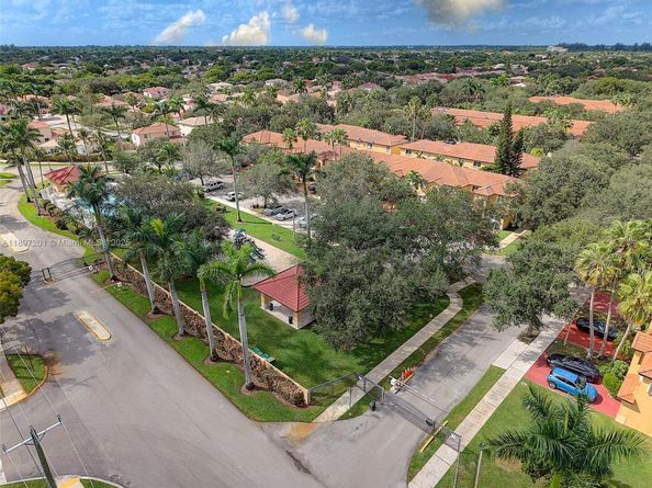 239 Mahogany Ter, Davie FL 33325