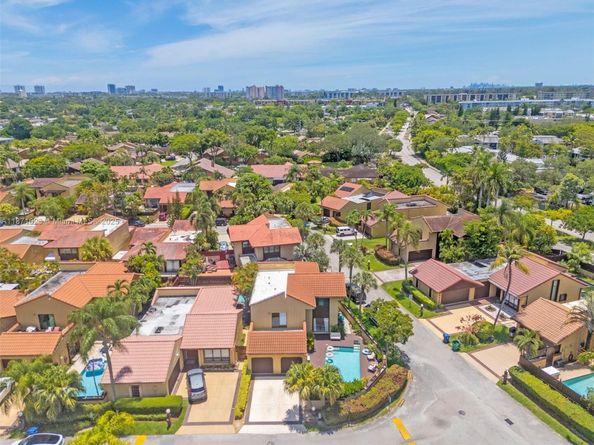 1006 NE 202nd Ln, Miami FL 33179