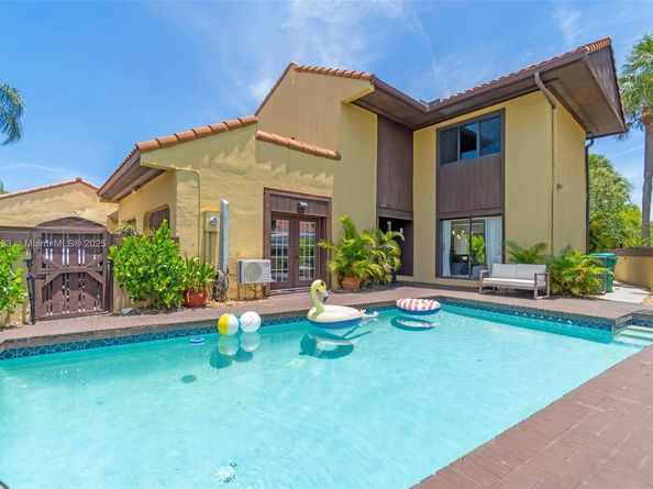 1006 NE 202nd Ln, Miami FL 33179