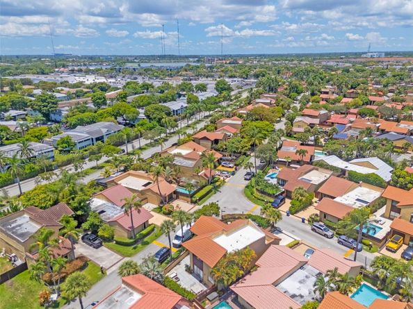 1006 NE 202nd Ln, Miami FL 33179