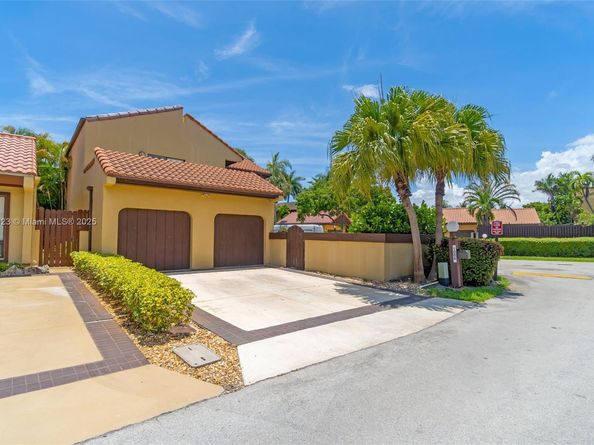 1006 NE 202nd Ln, Miami FL 33179