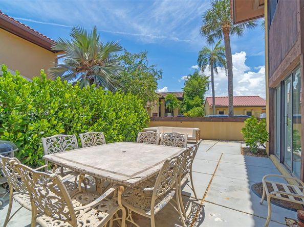 1006 NE 202nd Ln, Miami FL 33179