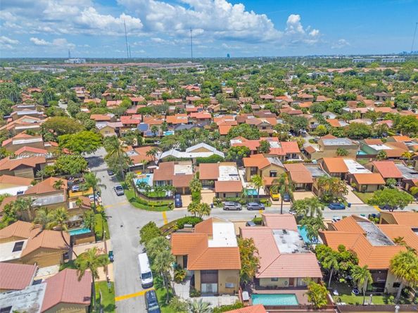 1006 NE 202nd Ln, Miami FL 33179
