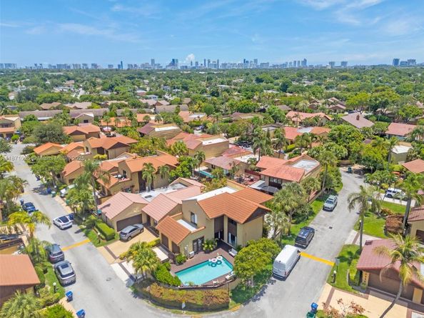 1006 NE 202nd Ln, Miami FL 33179