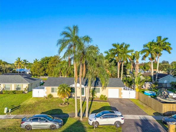 1120 SW 128th Dr, Davie FL 33325