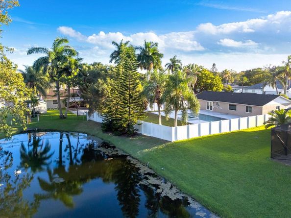 1120 SW 128th Dr, Davie FL 33325