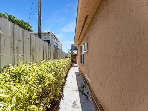 531 NE 58th St, Oakland Park FL 33334