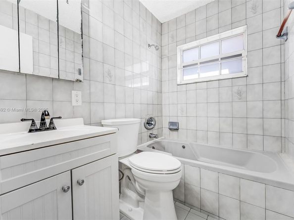 531 NE 58th St, Oakland Park FL 33334