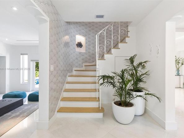 2550 Flamingo Dr, Miami Beach FL 33140