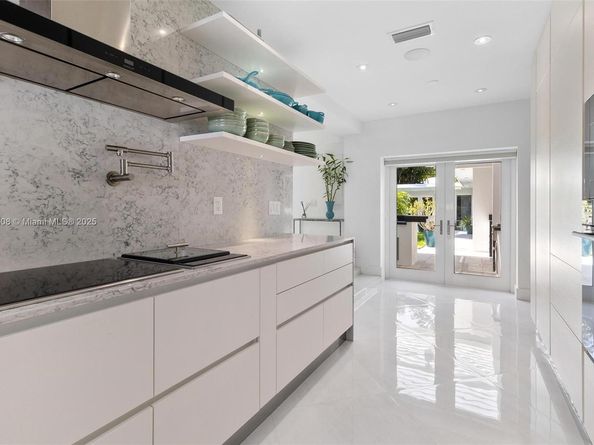 2550 Flamingo Dr, Miami Beach FL 33140