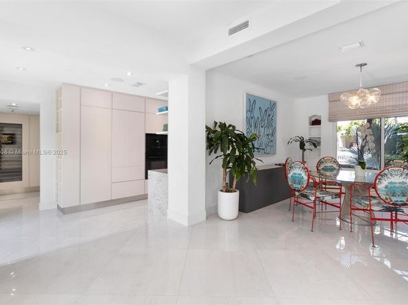 2550 Flamingo Dr, Miami Beach FL 33140