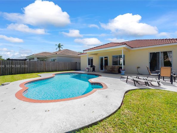 595 SE 30th Dr, Homestead FL 33033