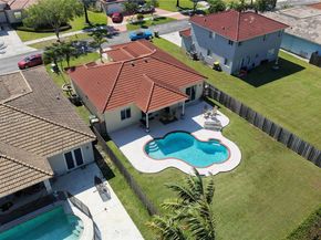 595 SE 30th Dr, Homestead FL 33033