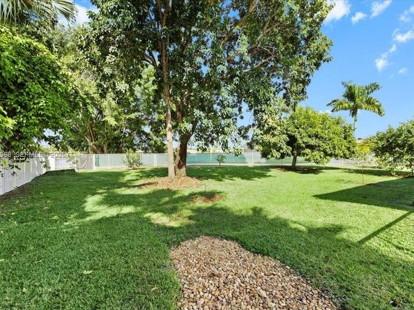 16751 Waters Edge Dr, Weston FL 33326