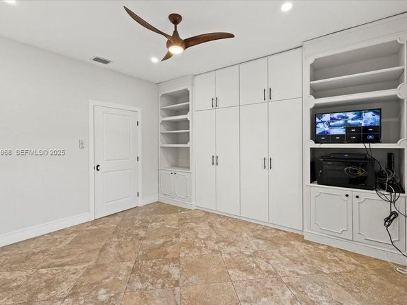 16751 Waters Edge Dr, Weston FL 33326