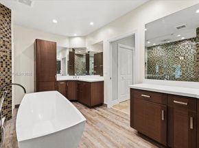 16751 Waters Edge Dr, Weston FL 33326