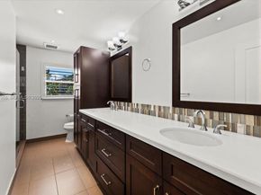 16751 Waters Edge Dr, Weston FL 33326