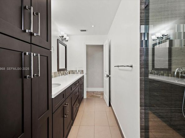 16751 Waters Edge Dr, Weston FL 33326